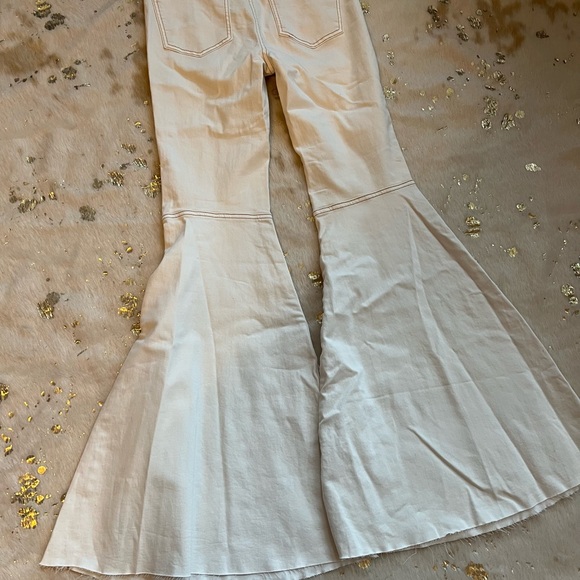 NWT We the Free 27 Float On Flare Jeans
FREE PEOPLE - Picture 14 of 14